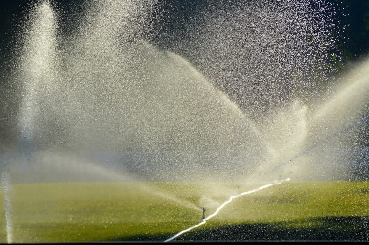Sistemas de riego por aspersión de agua